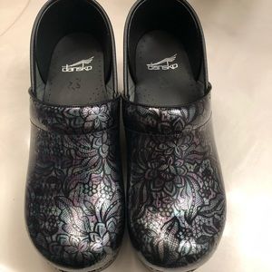 Dansko nursing shoes size 40